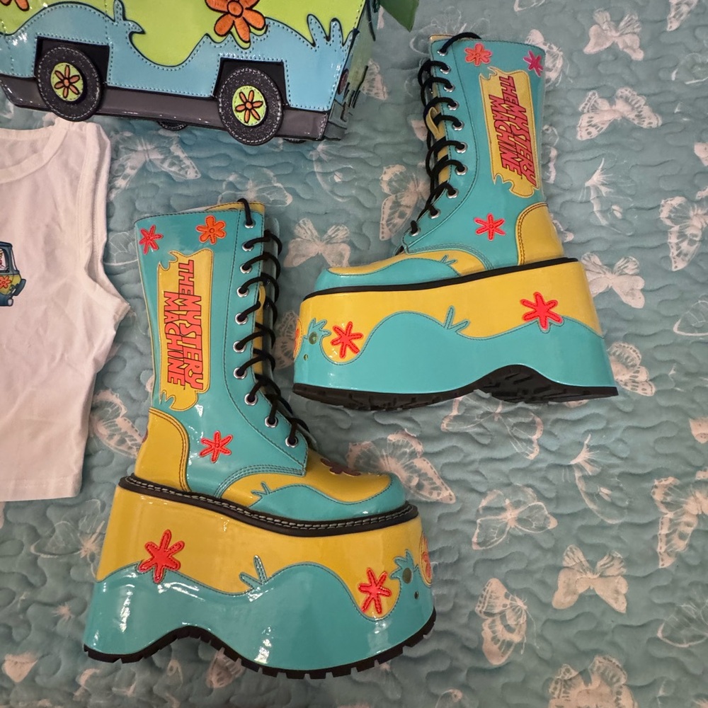 NWT Dolls kill Scoobydoo the Mystery Machine Boots ,
Bag and top - Picture 2 of 9